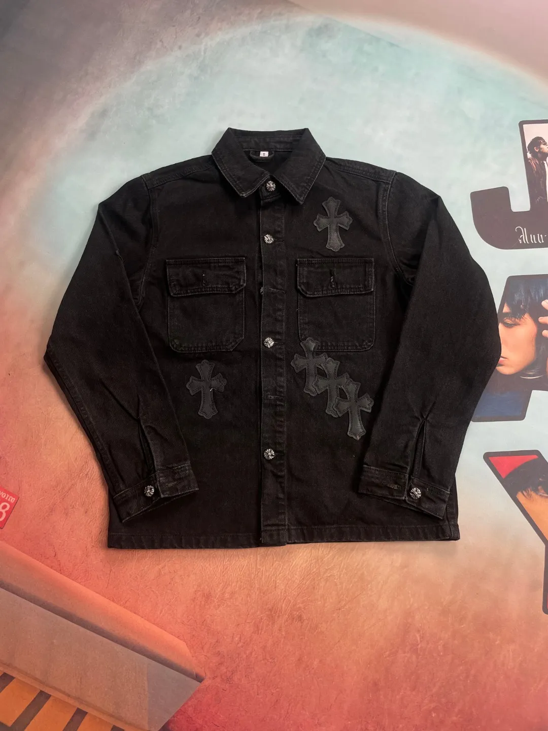 🅿️290 🔘Model No.-KL213 🔘Cro Heart𝐂𝐡𝐫𝐨𝐦𝐞 𝐇𝐞𝐚𝐫𝐭 Classic CH cross patchwork leather denim jacket This denim jacket interprets the versatile aesthetics with high-end standards. It is made of denim fabric imported from Japan. It has been washed for more than ten times to create a unique aged texture. The high-loss process gives every inch of denim a unique trace of time. The cross-stitched leather LOGO on the body adopts laser alignment technology. The sheep skin of the season is carefully selected and hand-cut and precision sewn. The contrast of textures highlights the brand recognition. In order to match the aging process, the hardware is treated with PVD vacuum coating, the three labels are all custom-made, and the silver thread anti-counterfeiting webbing ensures quality traceability. From the three-dimensional cut shoulder structure to the bite accuracy of the four-button buckle, it took two months of craftsmanship to polish it. The same version for men and women is suitable for various body shapes. When matching, couples can layer it to create a high-end street look. The breathable and skin-friendly fabric properties take into account both daily wear and styling needs. It can be called a trendy and evergreen style in the wardrobe.  Size: S M L XL (46.48.50.52) Color: Black